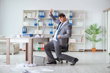 İş adamı işte ara verirken eğleniyor.