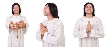 Genç rahip İncil üzerine beyaz izole ile