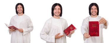 Genç rahip İncil üzerine beyaz izole ile