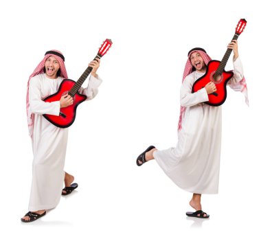 Arap adam beyaz izole gitar çalmak
