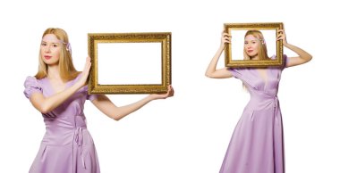 Beyaz çerçeveli bir kadın.