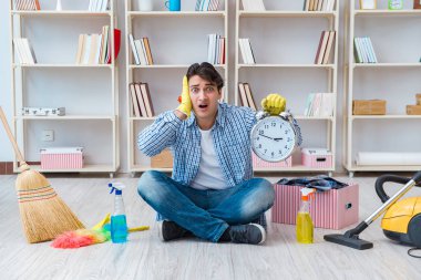 Adam evi temizliyor.