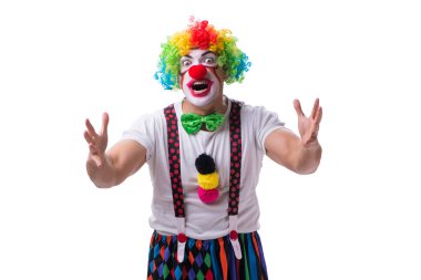 Beyaz arka planda aptalca davranan komik palyaço.