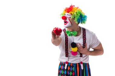 Beyaz arka planda kalbi olan komik bir palyaço.