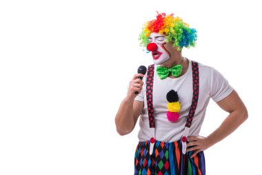 Elinde mikrofonla karaoke söyleyen komik bir palyaço.