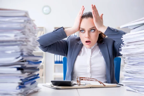 Müde Geschäftsfrau mit Papierkram — Stockfoto