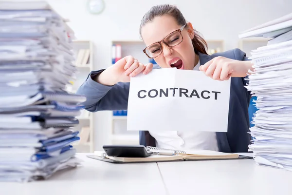 Empresária rasgando seu contrato — Fotografia de Stock