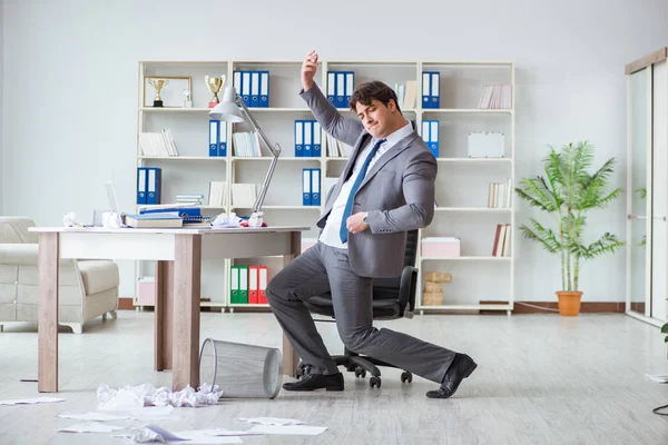 İş adamı işte ara verirken eğleniyor.