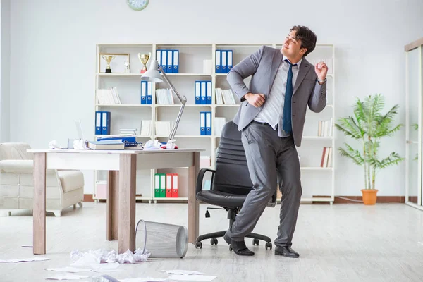 Uomo d'affari si diverte a prendersi una pausa in ufficio al lavoro — Foto Stock