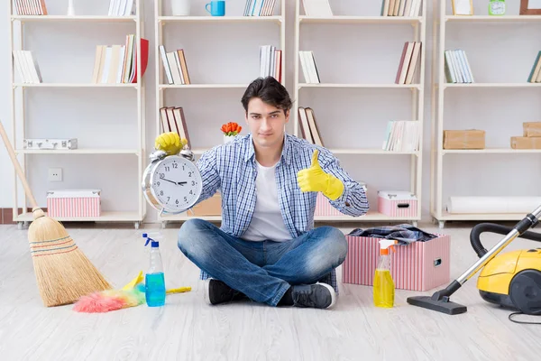 Adam evi temizliyor.