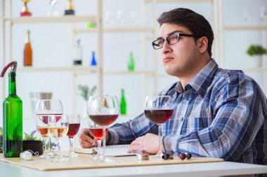 Profesyonel şarap garsonu kırmızı şarap tadıyor.