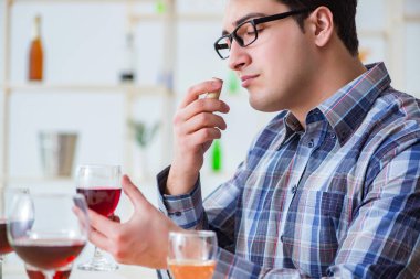 Profesyonel şarap garsonu kırmızı şarap tadıyor.