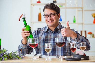 Profesyonel şarap garsonu kırmızı şarap tadıyor.