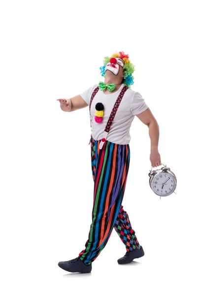 Смешной клоун с будильником на белом фоне — стоковое фото