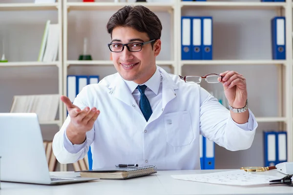 Médico óptico que prescreve segurando óculos ópticos — Fotografia de Stock