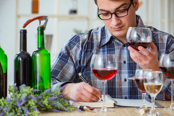 Profesjonalny sommelier degustacja czerwonego wina — Zdjęcie stockowe
