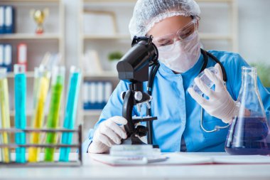 Laboratuvarda deneyler yapan kadın bilim adamı.