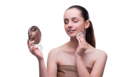 Güzellik konseptindeki kadın makyaj malzemesi kullanıyor.