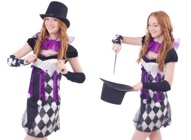 Beyaz soytarı kostümü giymiş bir kız.