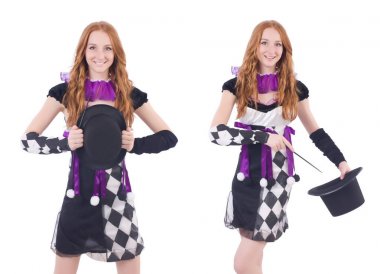 Beyaz soytarı kostümü giymiş bir kız.