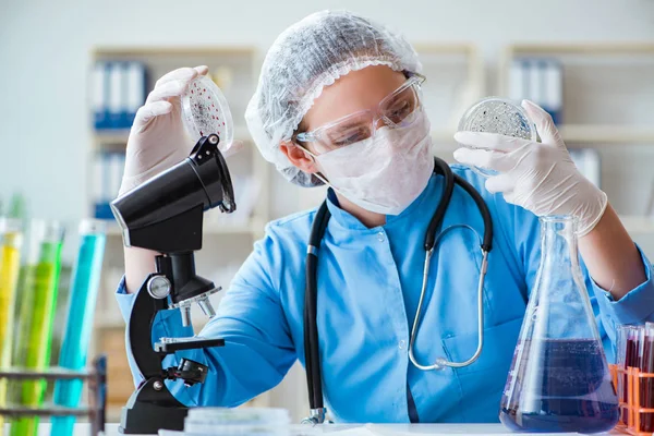 Female scientist researcher doing experiments in laboratory — Stock Photo, Image