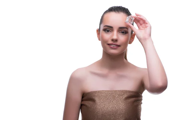 Donna in concetto di bellezza applicare make up utilizzando cosmetici — Foto Stock