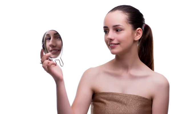 Mujer en concepto de belleza aplicando maquillaje usando cosméticos — Foto de Stock