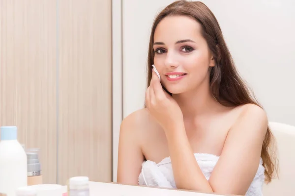 Junge Frau im Beauty-Make-up-Konzept — Stockfoto