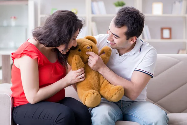 Familia joven pareja esperando un bebé — Foto de Stock