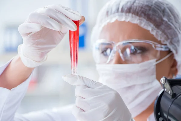 Pesquisadora cientista conduzindo uma experiência em um labora — Fotografia de Stock