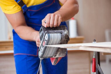 Marangoz atölyede çalışıyor.