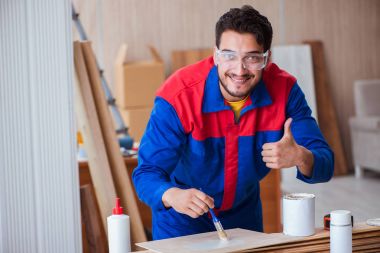 Yooung marangoz boyayla uğraşıyor.