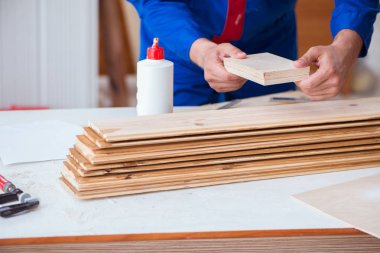 Yooung marangoz boyayla uğraşıyor.