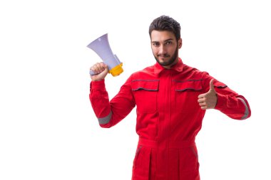 Beyaz sırtında megafon olan genç bir tamirci.