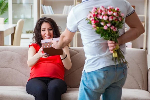 Jong stel familie verwacht een baby — Stockfoto