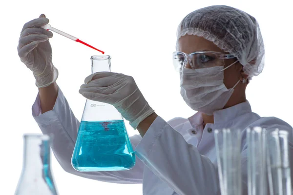 Vrouwelijke wetenschapper onderzoeker voert een experiment uit in een laboratorium — Stockfoto