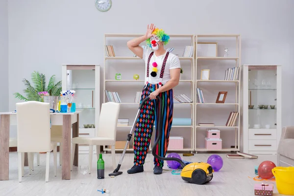 Komik palyaço evde temizlik yapıyor.