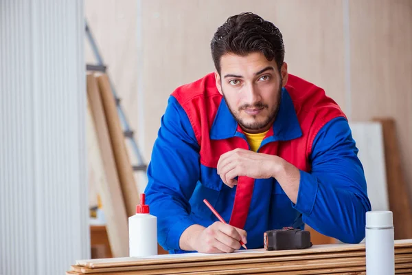 Yooung marangoz boyayla uğraşıyor.