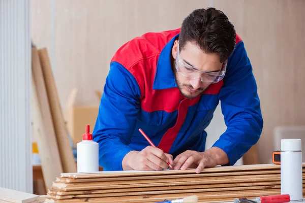 Yooung reparador carpinteiro trabalhando com pintura — Fotografia de Stock