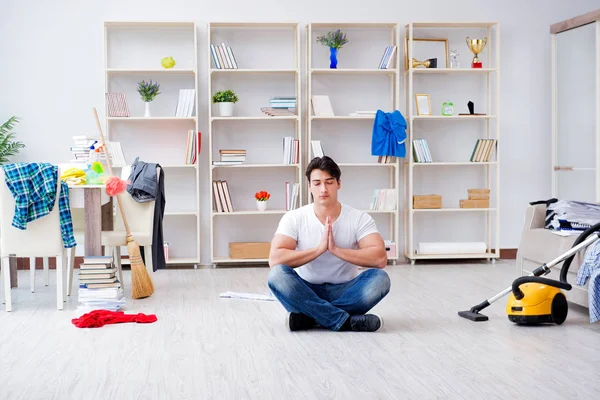 Adam evi temizliyor.