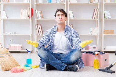 Adam evi temizliyor.