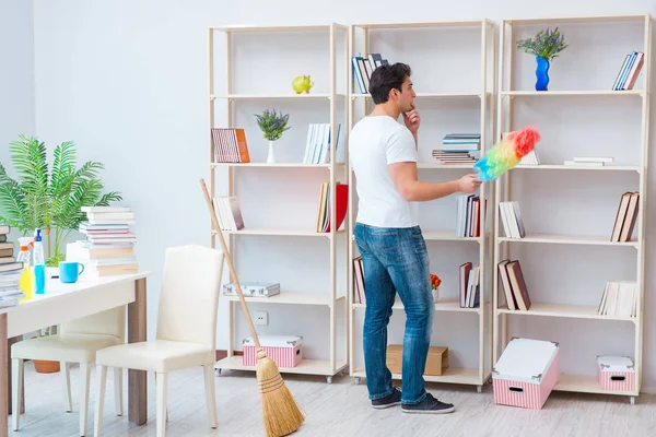 Han städar hemma. — Stockfoto