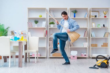 Adam evi temizliyor.