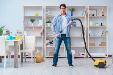 Adam evi temizliyor.