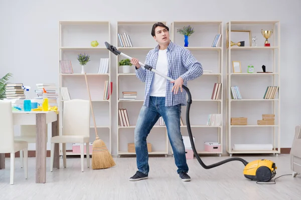 Adam evi temizliyor.