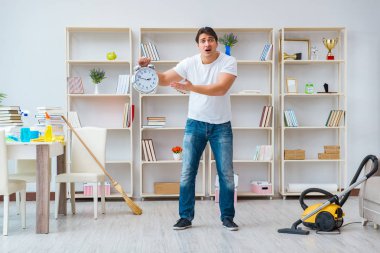 Adam evi temizliyor.