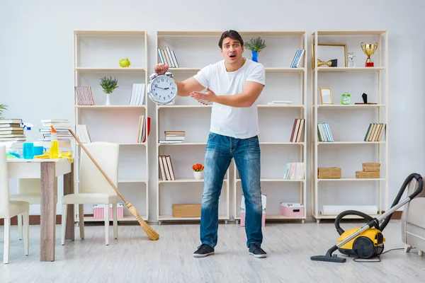 Adam evi temizliyor.