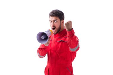 Beyaz sırtında megafon olan genç bir tamirci.