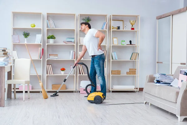 남자 가집 청소를 하는 모습 — 스톡 사진
