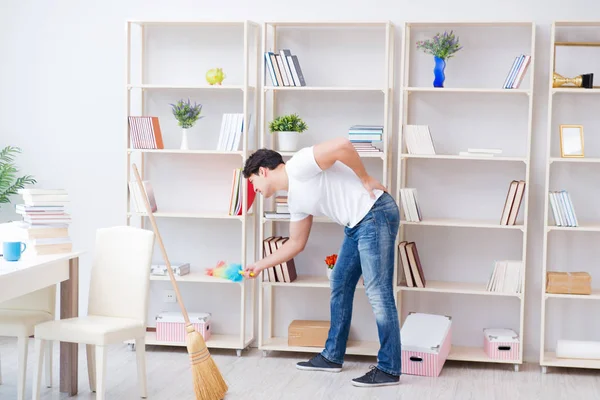 Adam evi temizliyor.